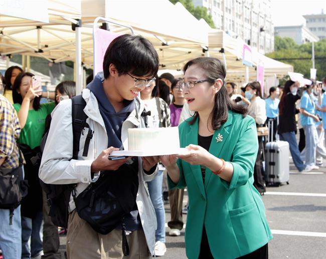 美颜3.jpg 美颜3.jpg