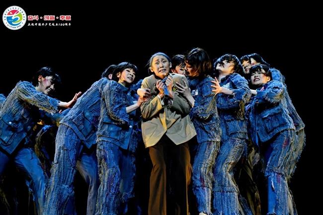 群舞《东流山上杜鹃红》获2021年全国第六届大学生艺术展演活动艺术表演类乙组一等奖.jpg 群舞《东流山上杜鹃红》获2021年全国第六届大学生艺术展演活动艺术表演类乙组一等奖.jpg